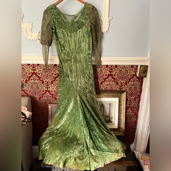 Romeo and Juliet Antique Velvet Dress - Picture 5 of 12